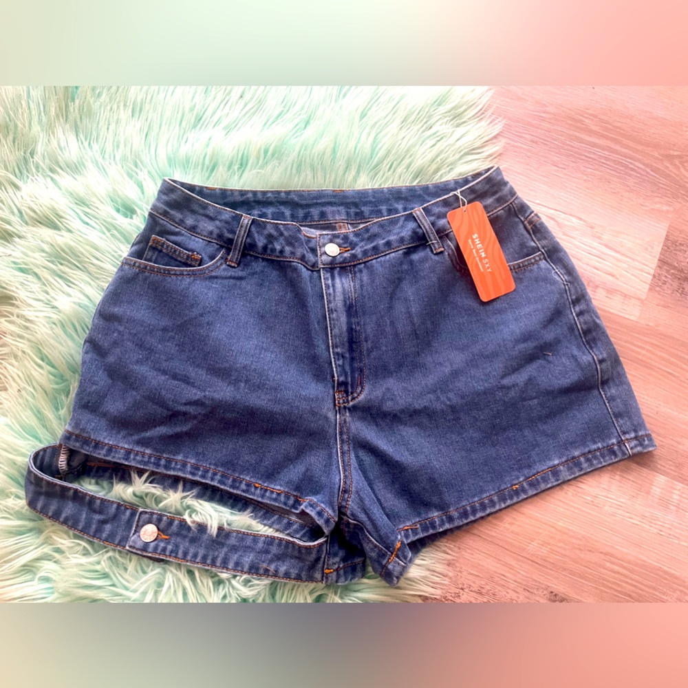Denim shorts with leg belt